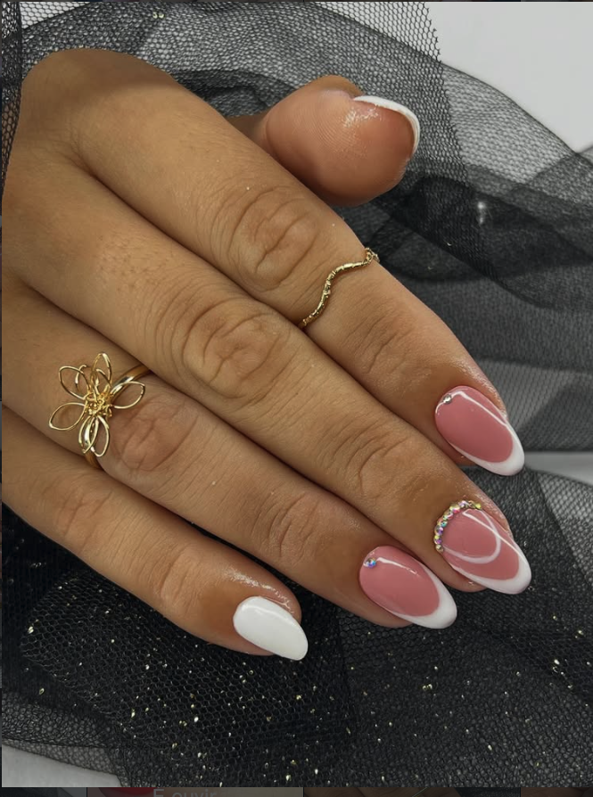 Foto original de uma mulher mostrando as unhas